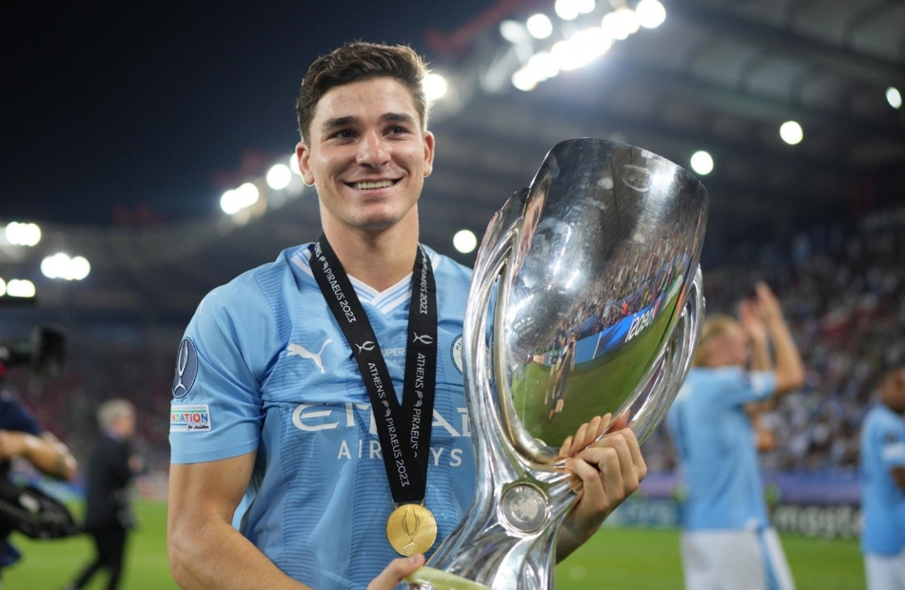 包含瓦伦西亚逆转曼城，阿尔瓦雷斯绝境逆转的词条