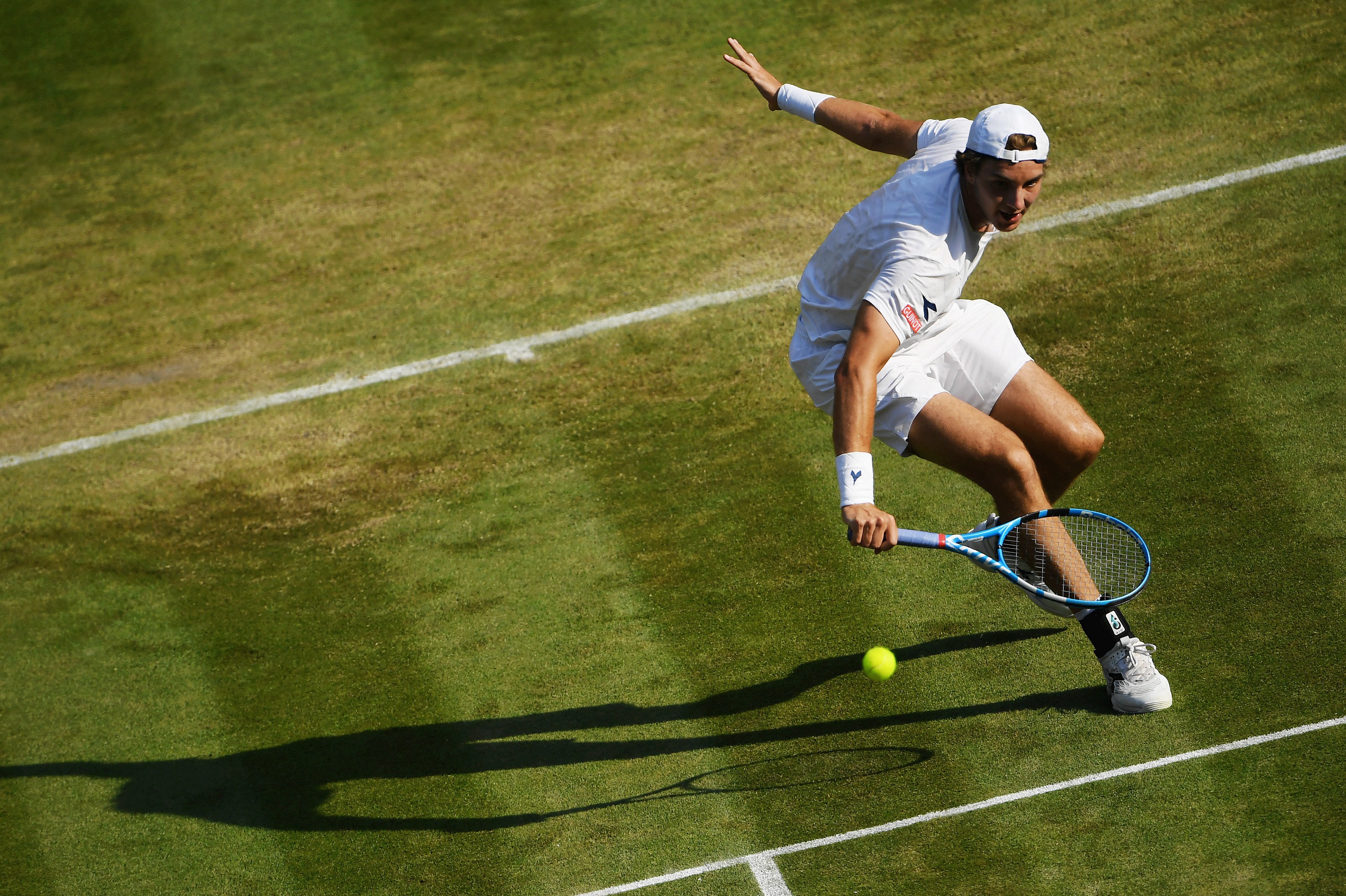 包含欧洲网球队鏖战英国网球队，费德勒打破历史纪录的词条