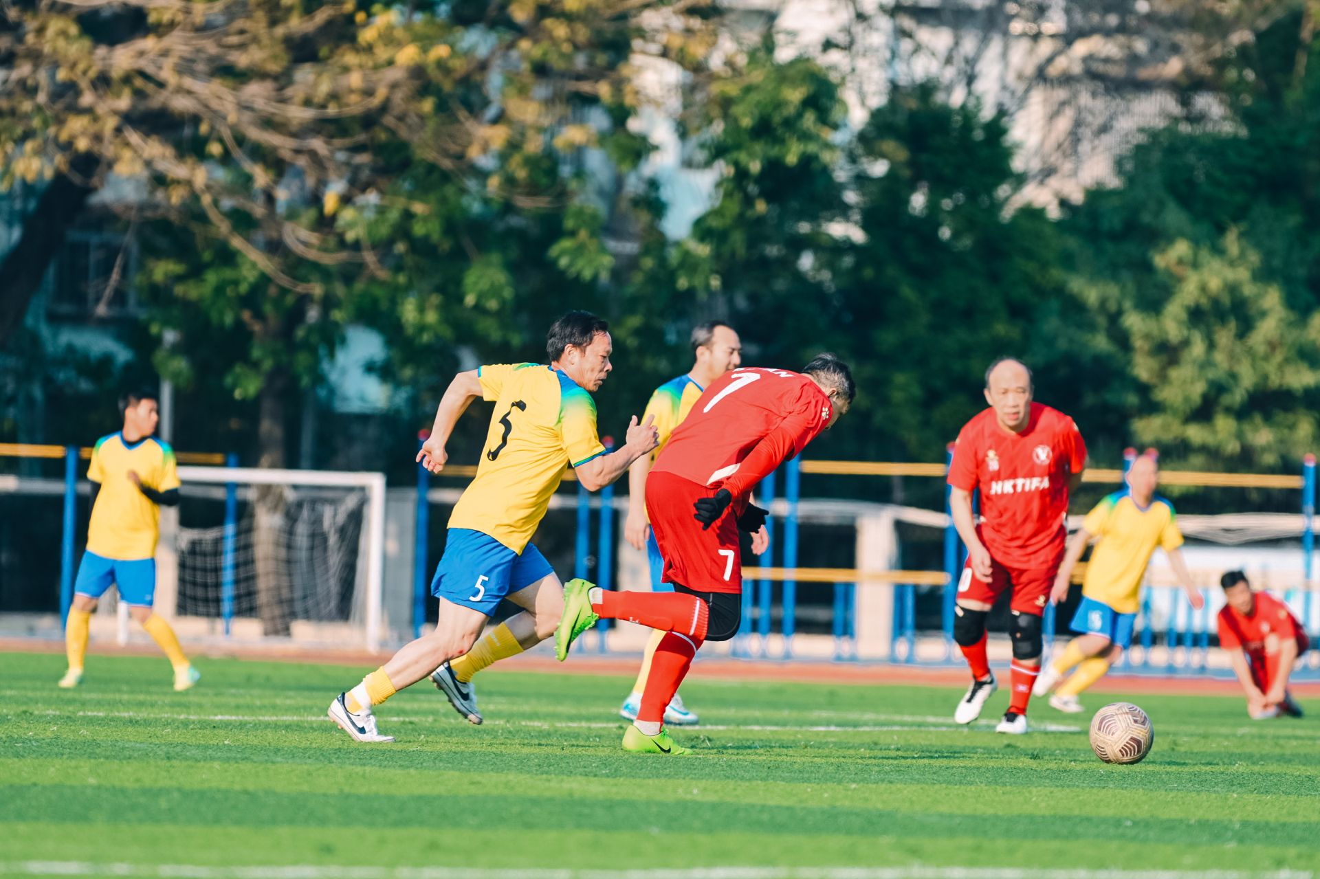 关于足球职业赛事高潮不断,精彩比赛连连上演的信息 关于足球职业赛事高潮不断,精彩比赛连连上演的信息