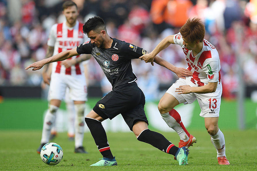 关于哈德斯菲尔德取胜，逐步改善战绩的信息