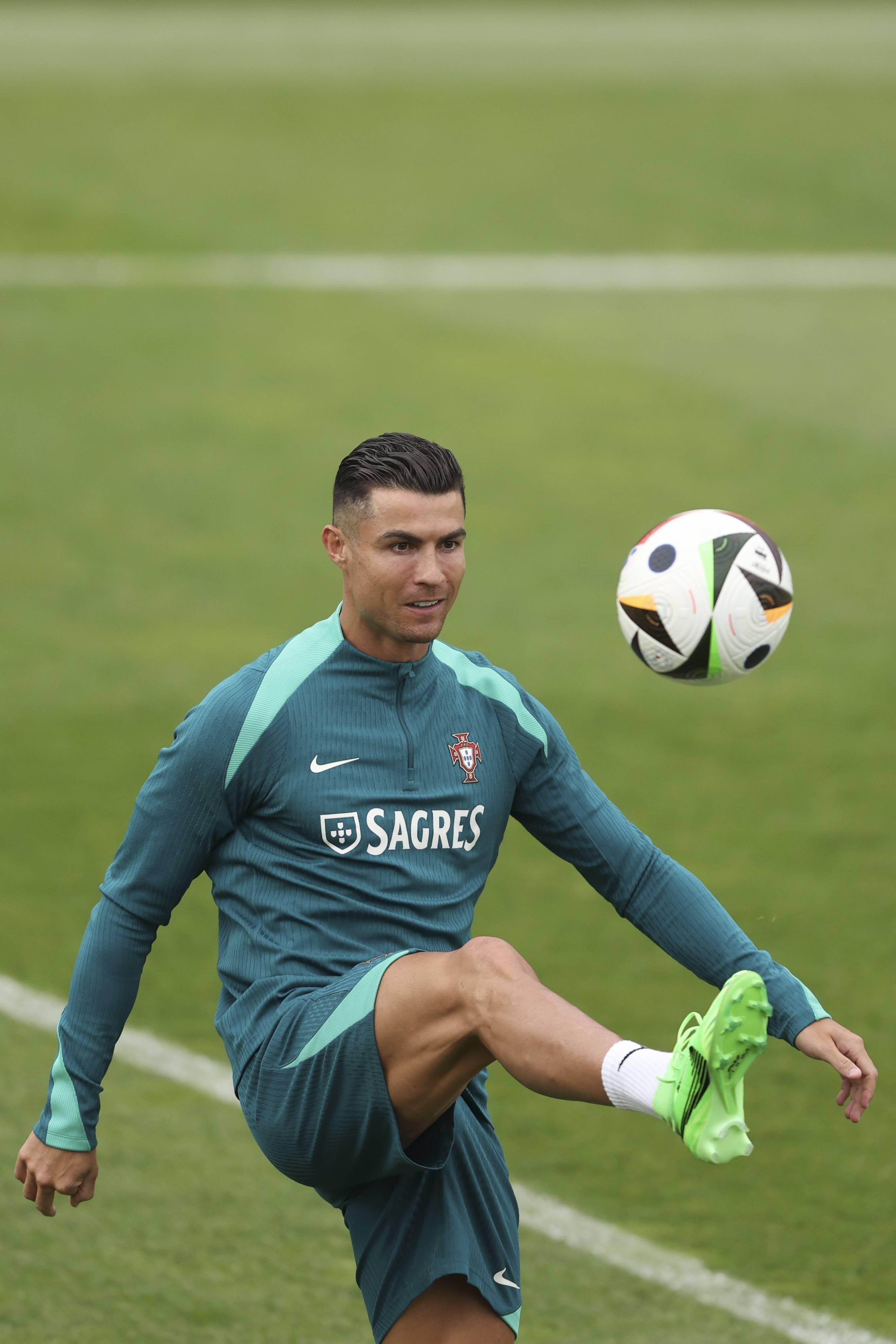 足球比赛激烈热血，球员表现亮眼的简单介绍