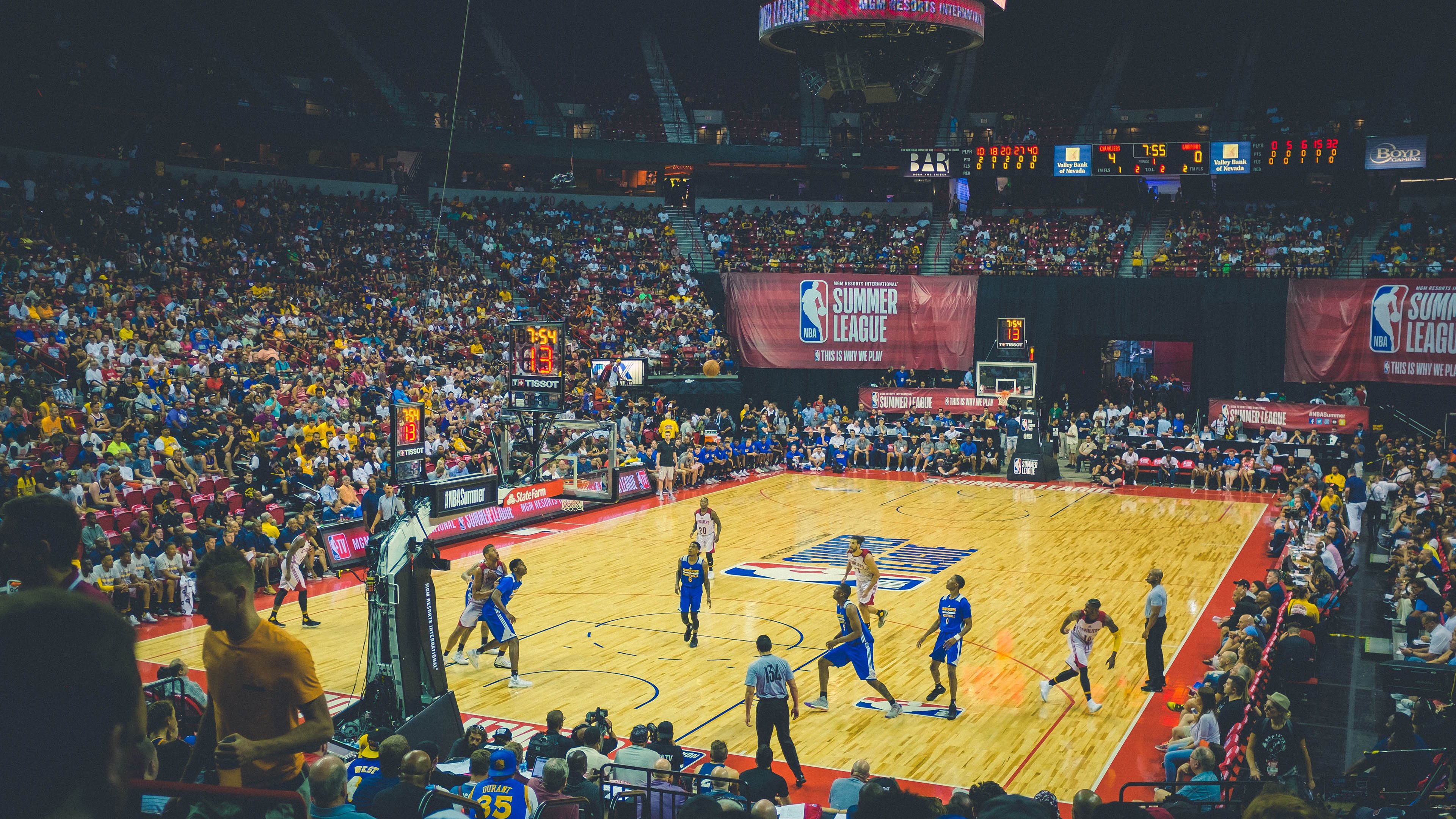 开拓者击败勇士，字母哥在西决生死战接管比赛，当传奇交织的夜晚